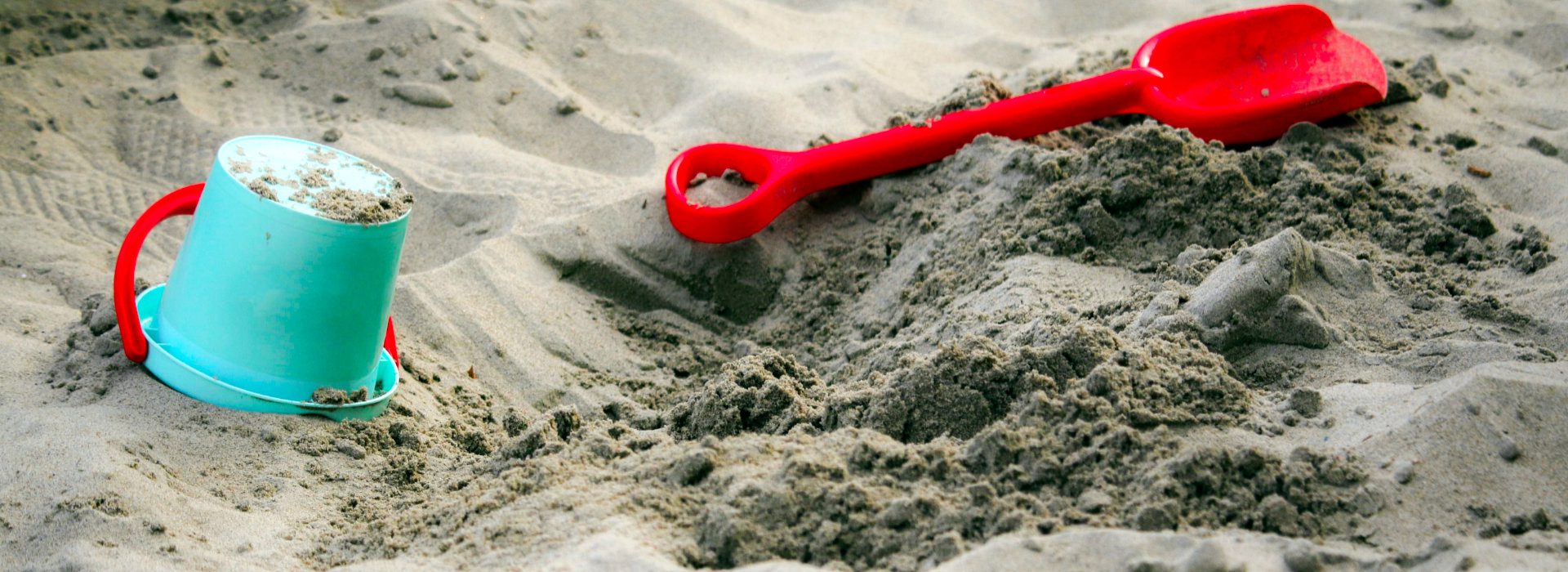 De zandbak van de volwassenen als het speelveld van macht, onzekerheid en oud gedrag, waarin grote mensen soms opvallend klein reageren.