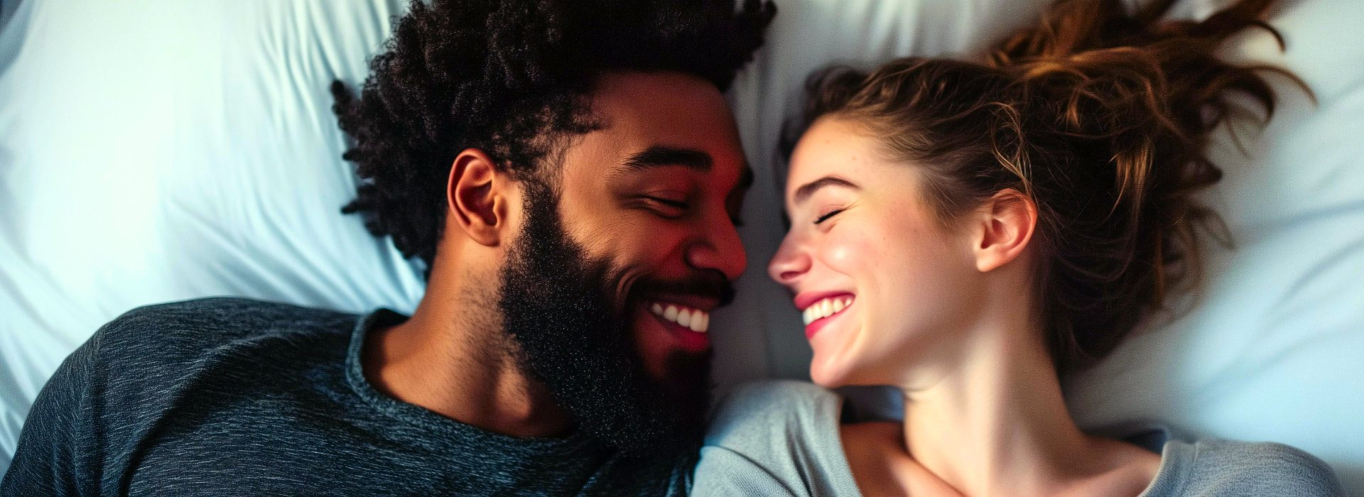 Vrijuit praten over seks als een open en respectvol gesprek waarin verlangens, grenzen en onzekerheden zonder schaamte besproken mogen worden.