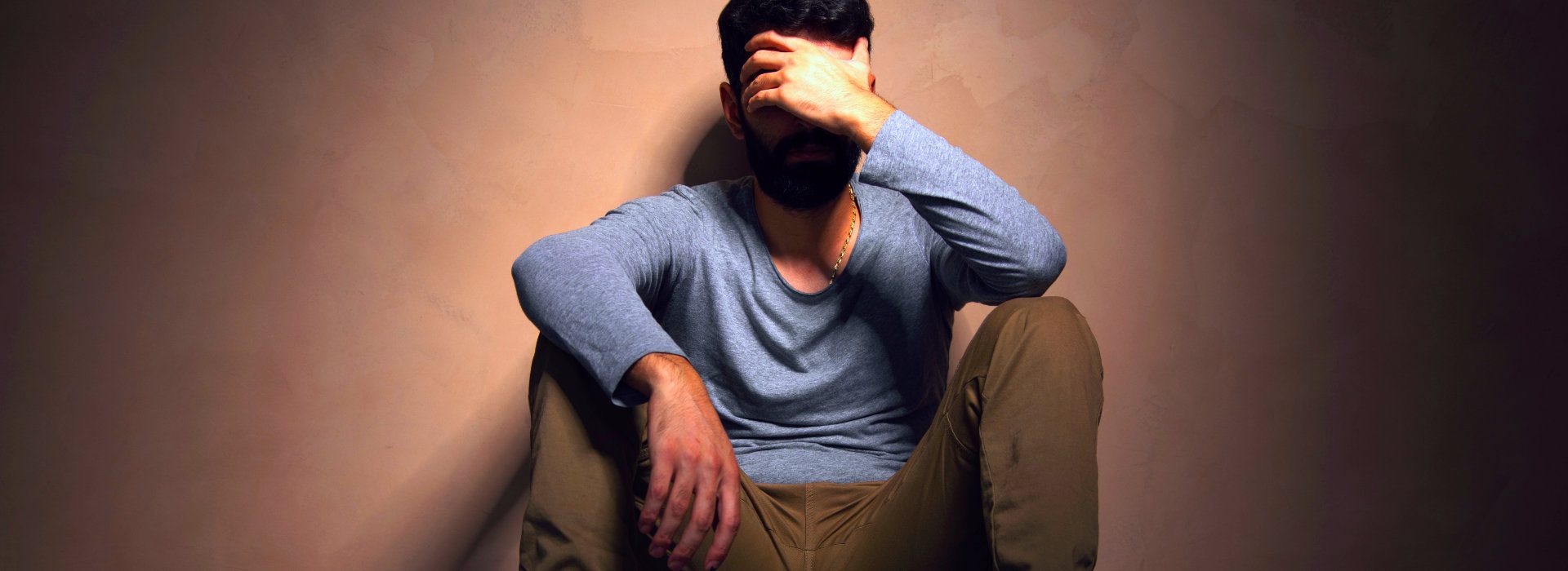 Het persoonlijke verhaal van Milan over zijn burn-out, waarin uitputting, verlies van richting en het zoeken naar herstel samenkomen.