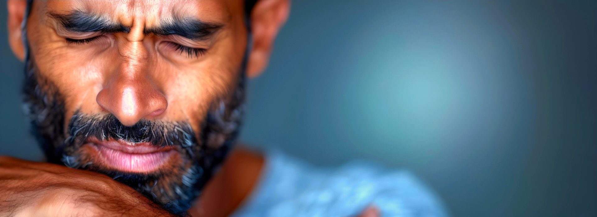 Man met gesloten mond en gesloten ogen. 
