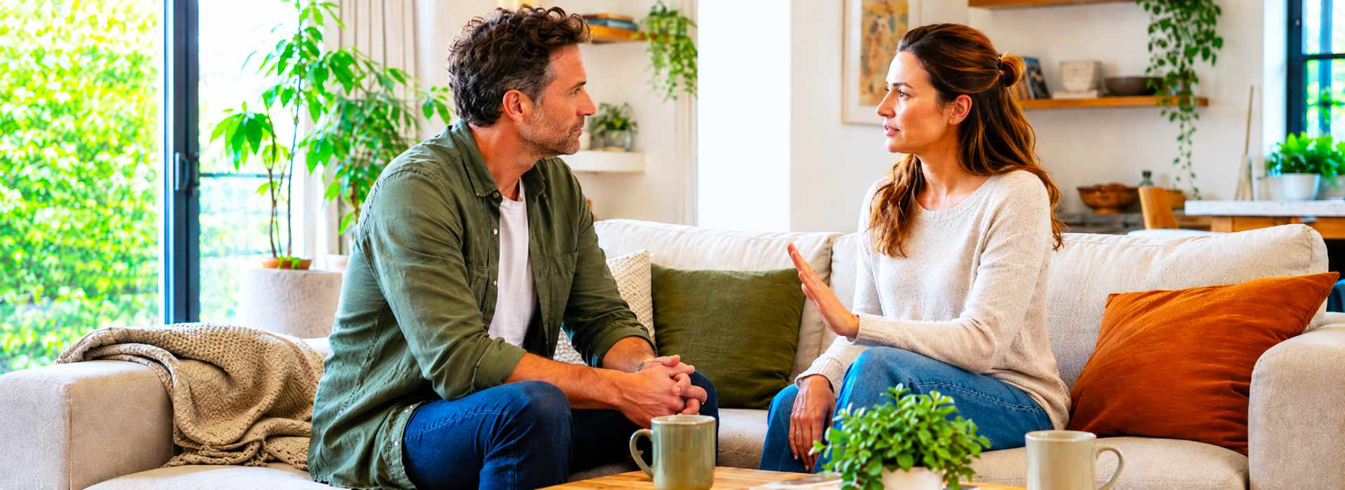 Man en vrouw in gesprek over grenzen stellen zonder schuldgevoel