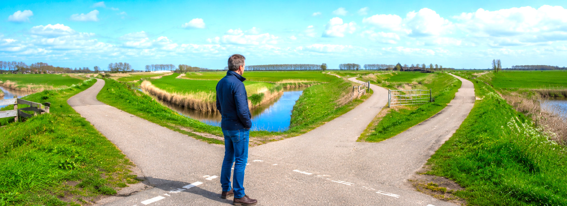 Man staat bij een splitsing van landelijke wegen als beeld voor hulp bij veranderen