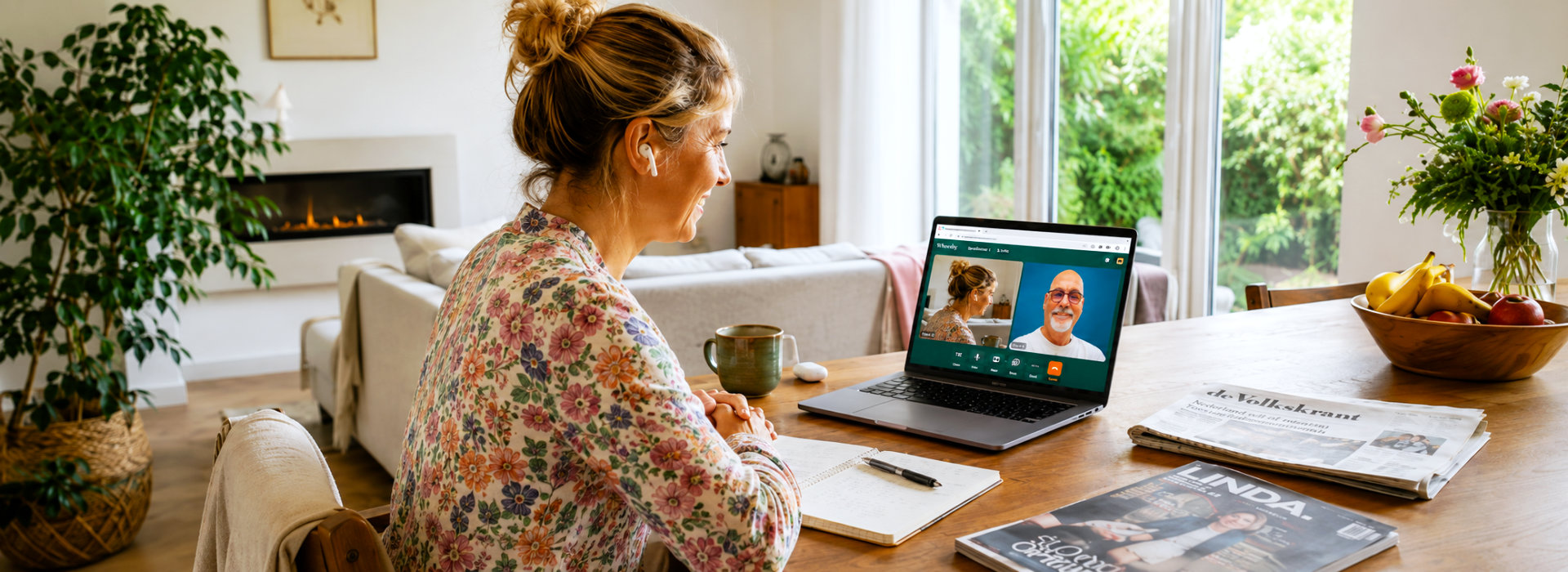 Vrouw voert thuis een online coachingsgesprek met Spreek met Freek via haar laptop, in een warme en vertrouwde omgeving.