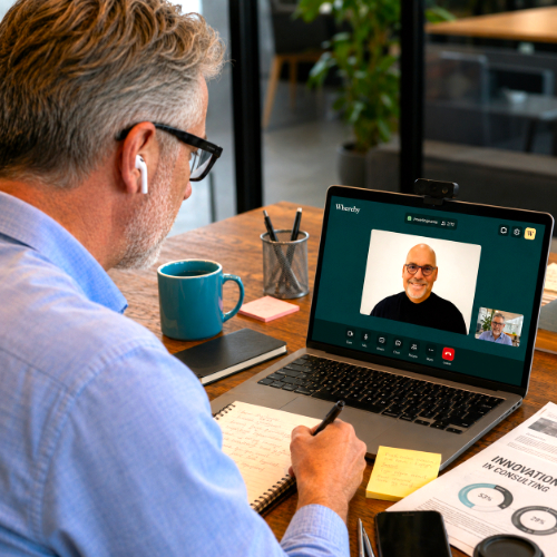 Man voert via Whereby een zakelijk online coachingsgesprek met Spreek met Freek op zijn laptop.