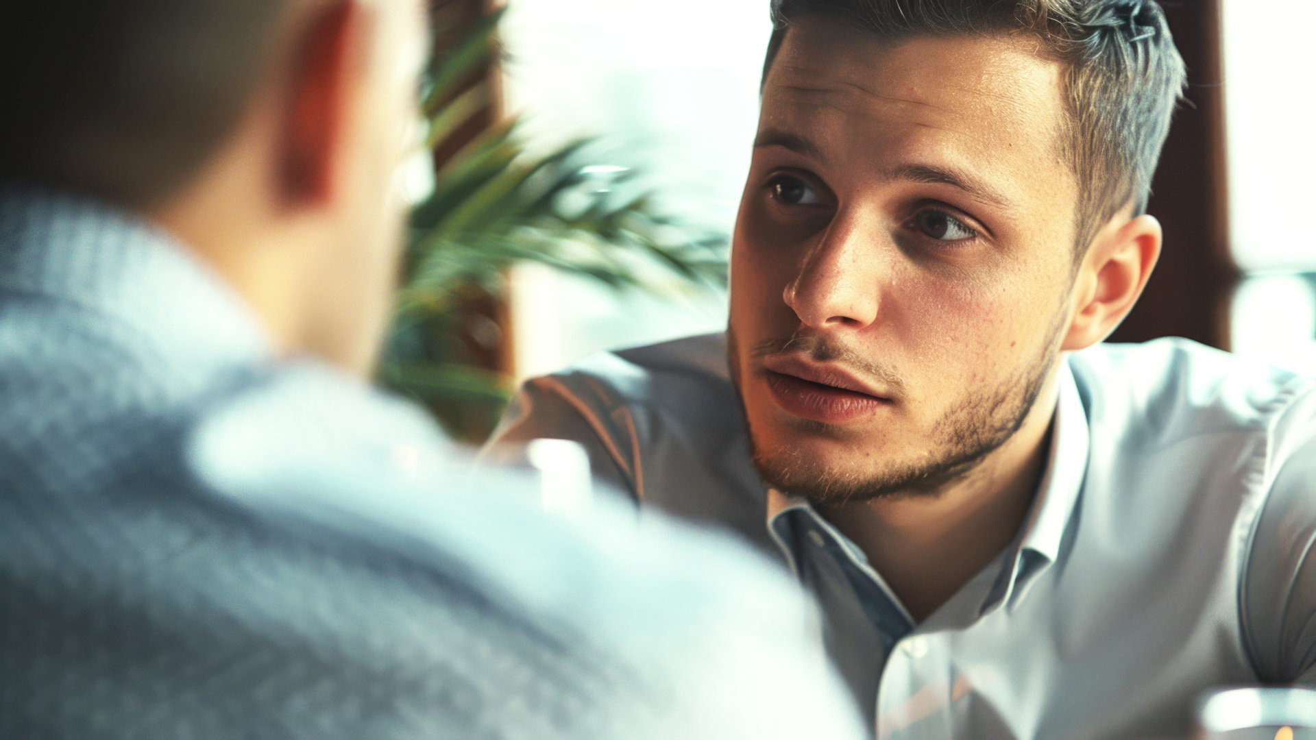 Man luistert aandachtig tijdens een kennismakingsgesprek bij Spreek met Freek