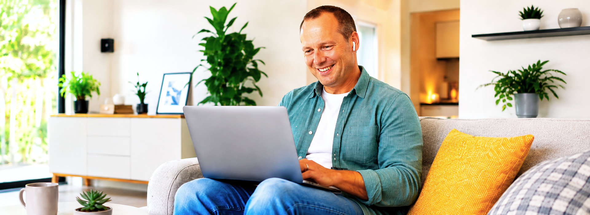 Man volgt thuis met laptop en oortjes de Online Training Werkplezier van Spreek met Freek