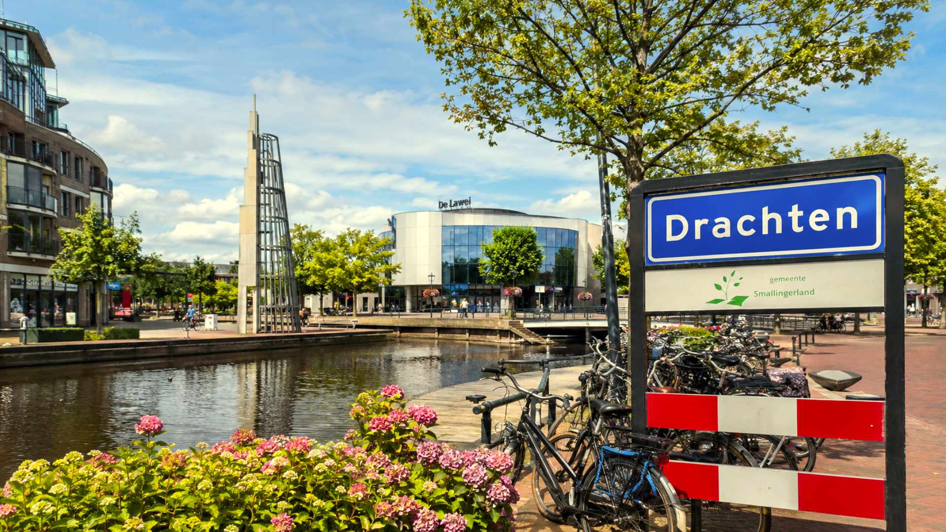 Centrum van Drachten met De Lawei en plaatsnaambord van gemeente Smallingerland
