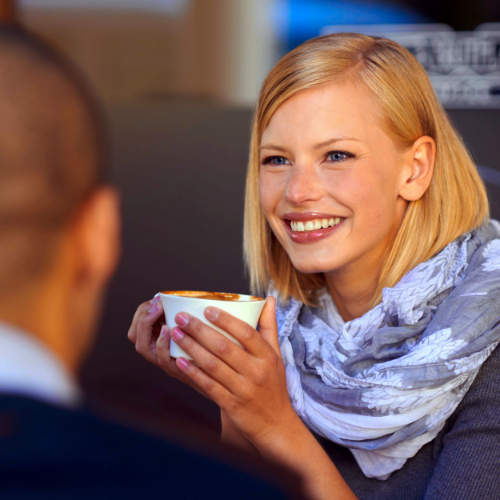 Vrouw voert een persoonlijk coachingsgesprek, als beeld van de coachingswijze van Spreek met Freek.