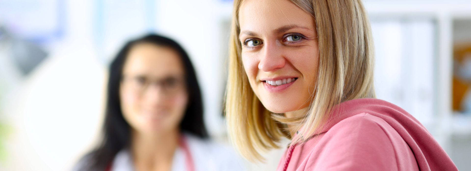 Cliënt in gesprek met een zorgprofessional, als beeld van zorgvuldige doorverwijzing naar coaching en psychologische begeleiding bij Spreek met Freek.