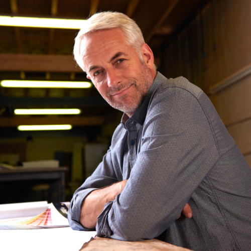 Ervaren medewerker in zijn werkomgeving, als beeld van coaching en de Online Training Werkplezier van Spreek met Freek.