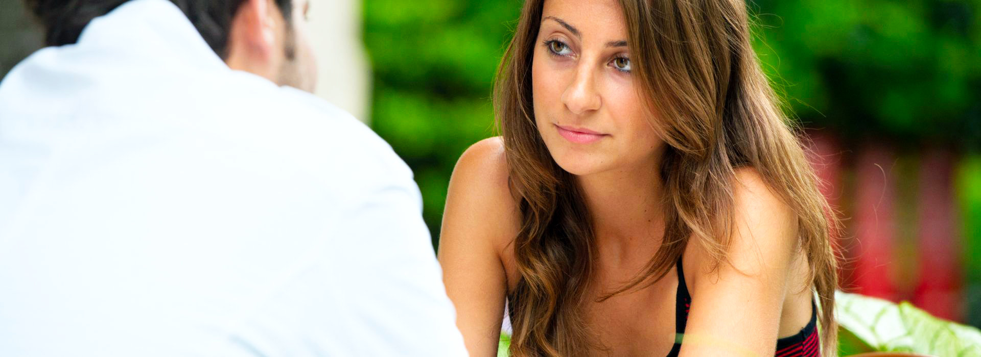 Vrouw vertelt haar verhaal in een persoonlijk gesprek met coach en psycholoog Freek