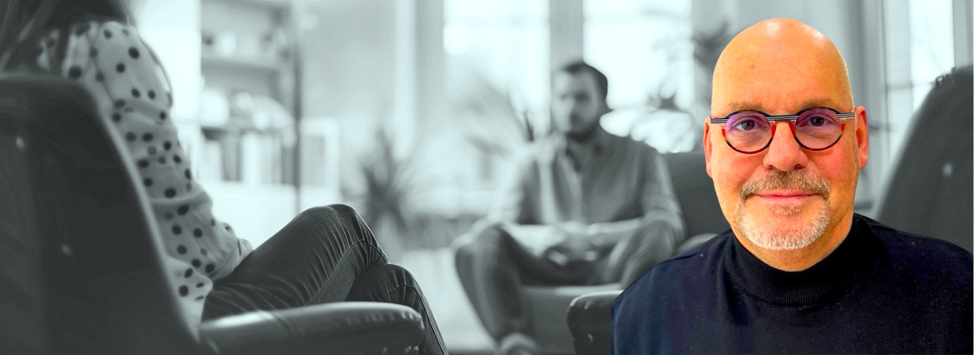 Portret van coach met een persoonlijke gesprekssituatie op de achtergrond, beeld bij ruim 30 jaar ervaring als coach en psycholoog.