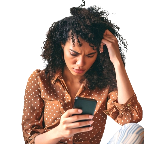 Vrouw kijkt bezorgd naar haar smartphone en houdt haar hand tegen haar hoofd, beeld bij Smartphoneverslaving.