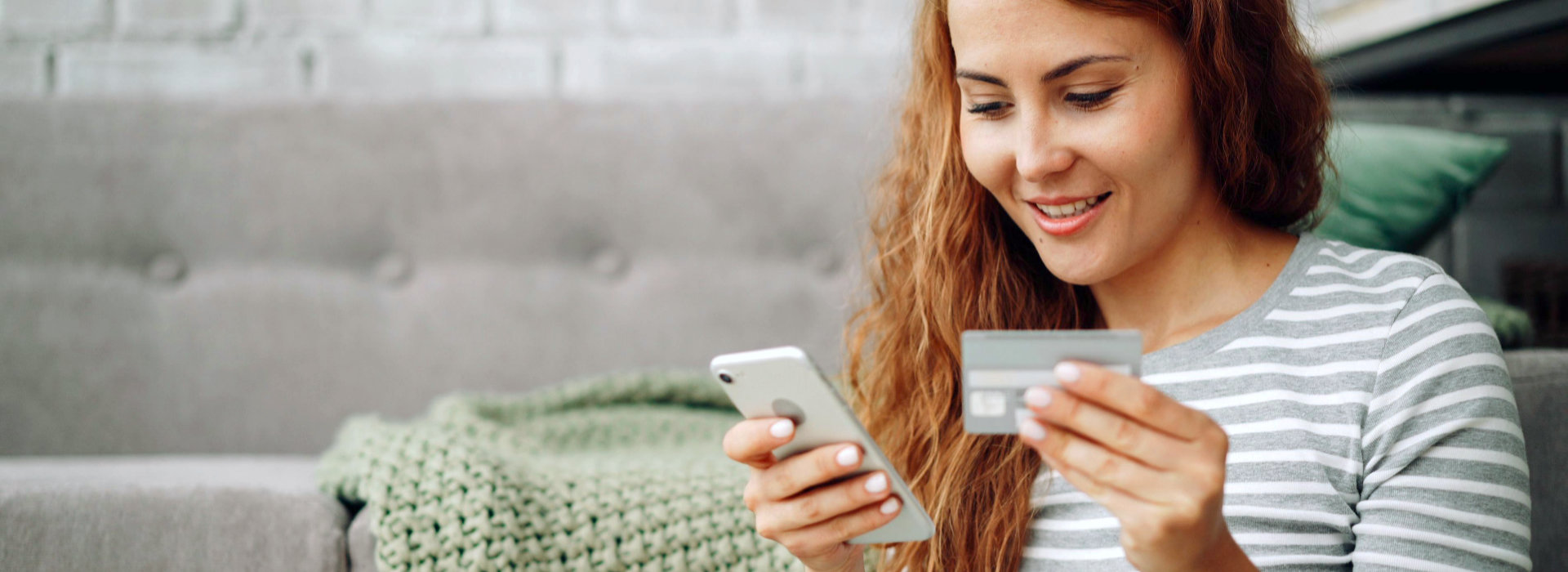 Vrouw bekijkt op haar smartphone een betaling met bankpas, beeld bij tarieven voor coaching van Spreek met Freek.