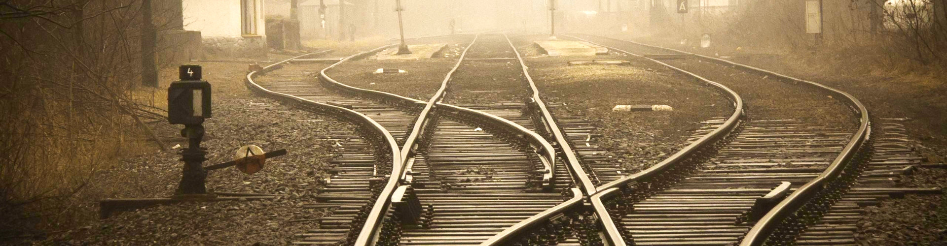 Spoorwissels lopen in verschillende richtingen, beeld bij coaching rond veranderen, oude patronen loslaten en een nieuwe richting kiezen bij Spreek met Freek.