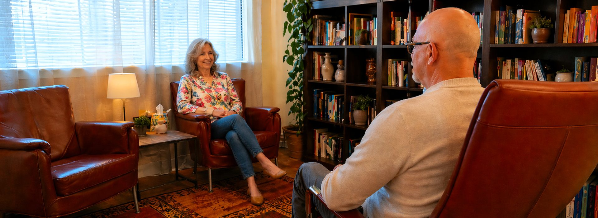 Freek luistert aandachtig naar een cliënt tijdens een gesprek in zijn praktijk in Drachten.