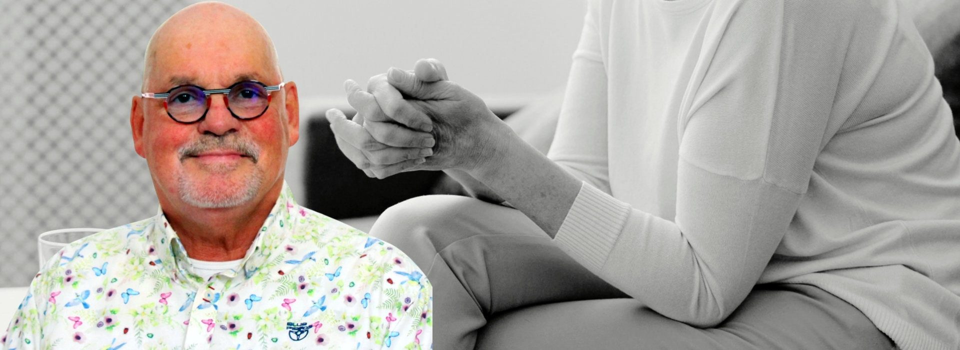 Coach op de voorgrond met op de achtergrond een vrouw die haar hoofd ondersteunt, beeld bij coaching voor levensvragen.